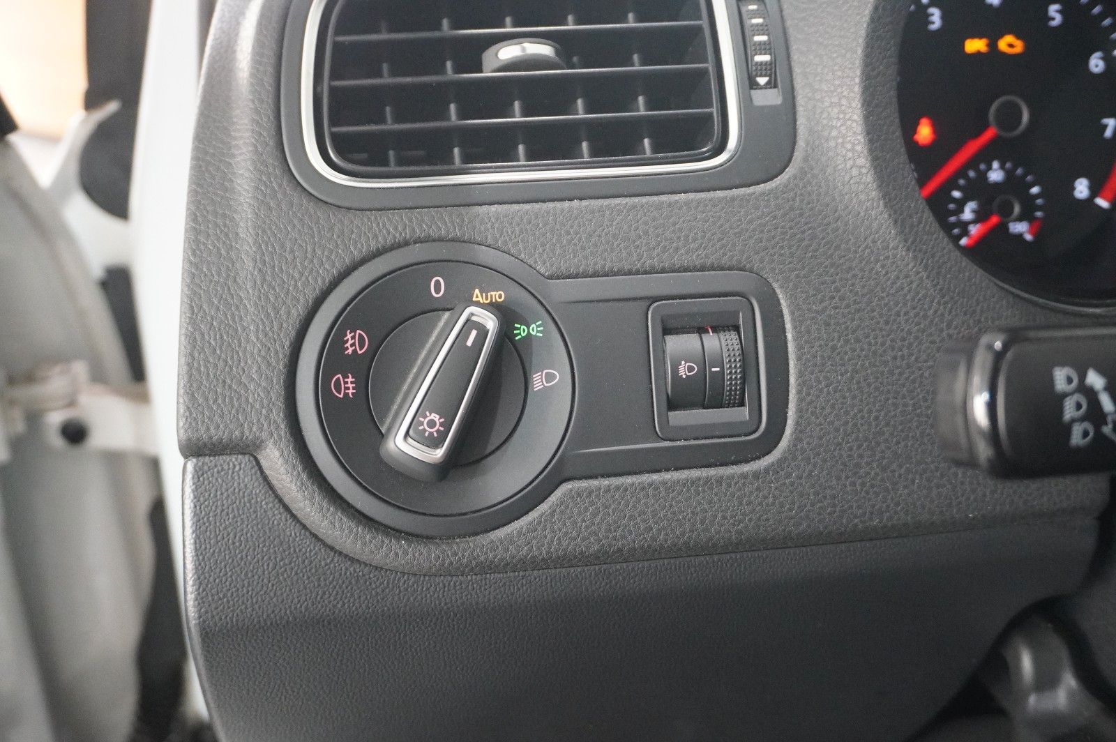 Fahrzeugabbildung Volkswagen Polo V 1.2 TSI LOUNGE DSG NAVI/KLIMA/PDC/TEMP.