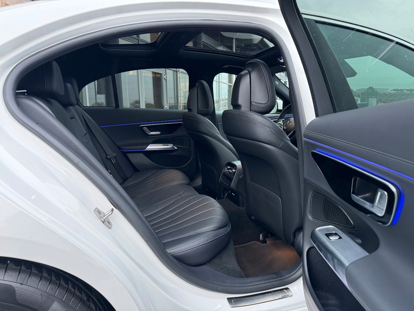 Fahrzeugabbildung Mercedes-Benz E 450 4M Avantgarde+Pano+DistrPro+Digital+360