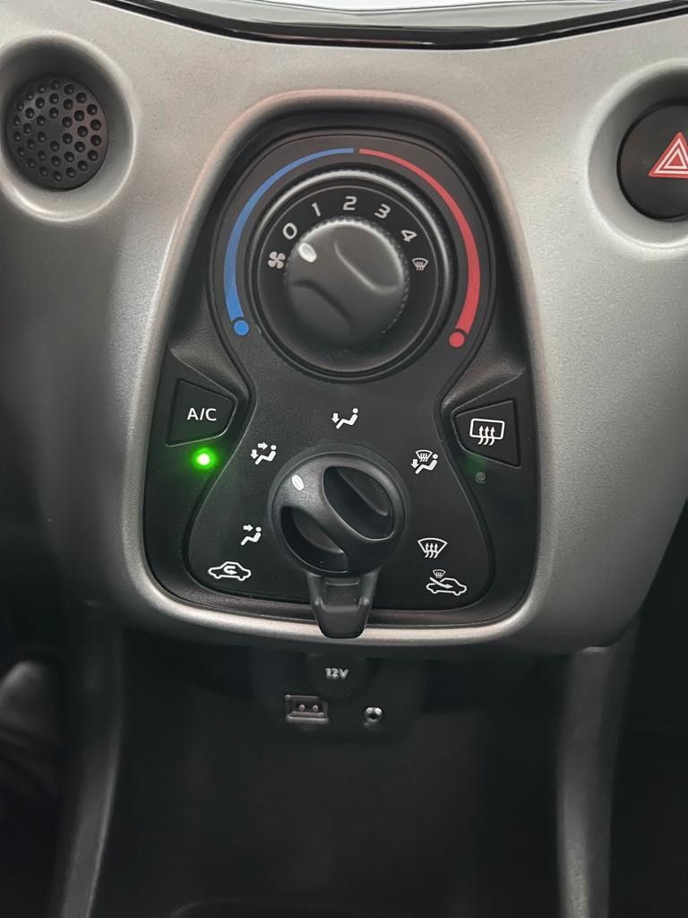 Fahrzeugabbildung Toyota Aygo (X) 1,0-l-VVT-i x-play touch