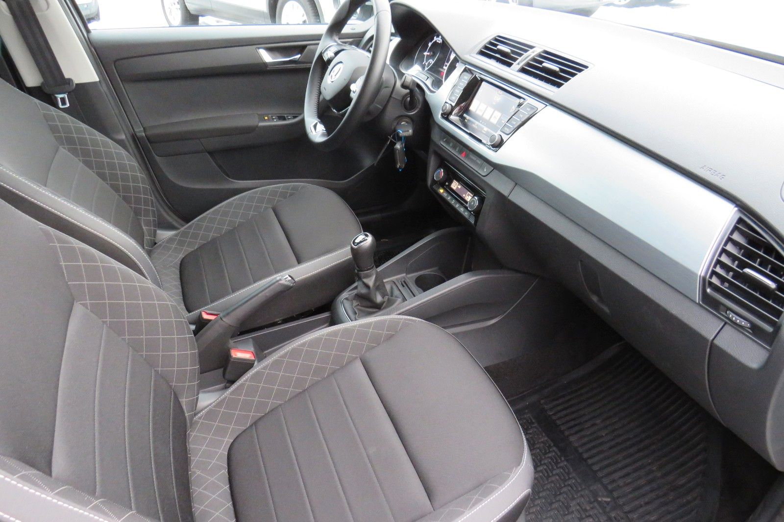 Fahrzeugabbildung SKODA Fabia Combi Ambition SITZH. GJ GRA PDC APP 1.H