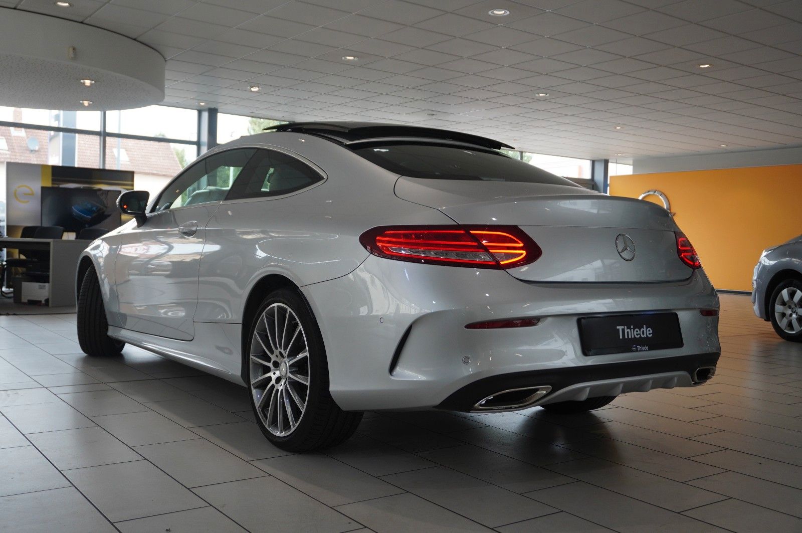 Fahrzeugabbildung Mercedes-Benz C 300 COUPE AMG LINE NAVI/LED/PANO./KAMERA/SPORT