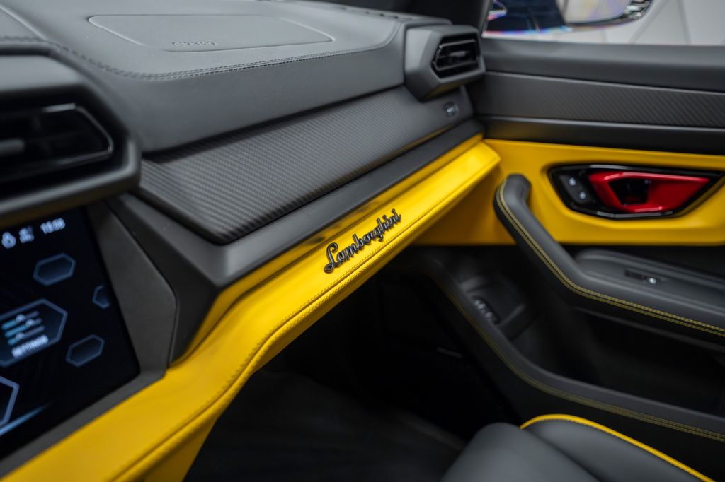 Urus 4.0 V8 SE 2026 BLACK/YELLOW AKRAPOVIC CARBO - Bild 24