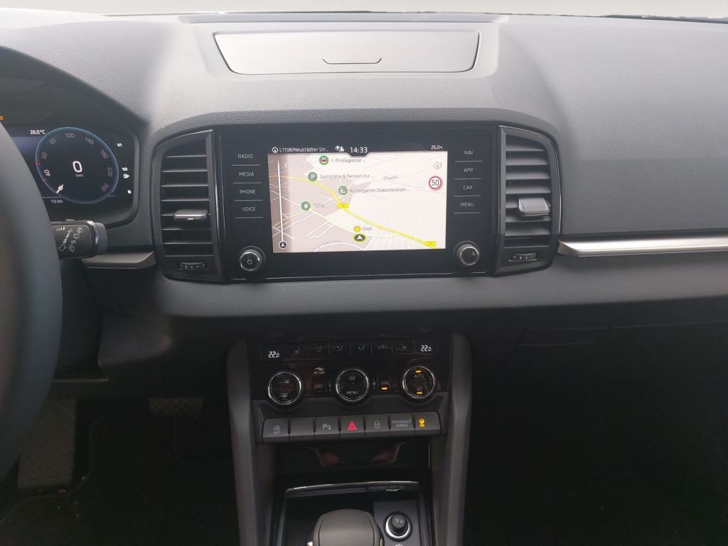 Fahrzeugabbildung SKODA Karoq 1.5 TSI DSG Selection AHZV,LED,Navi,SH