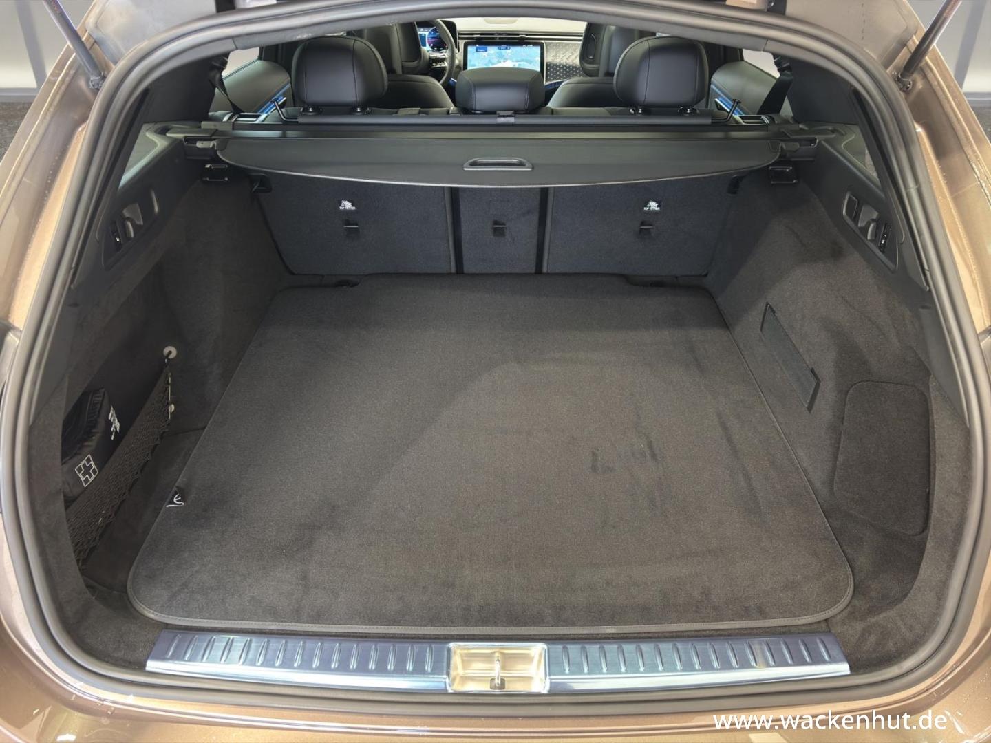Mercedes-Benz E 220 d T AMG LINE ADVANCED PLUS AHK+DISTR+BURME