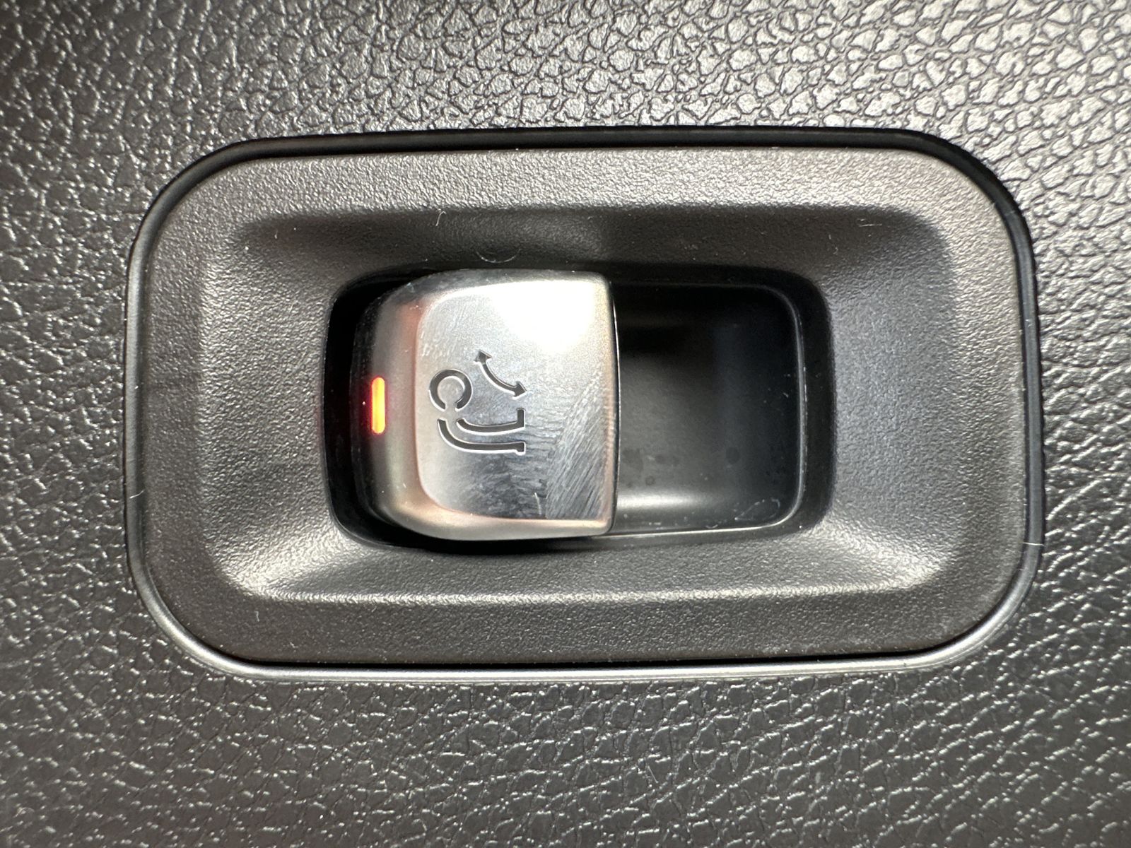 Fahrzeugabbildung Mercedes-Benz E 220d T AMG Line NAV+LED+ACC+HUD+KAM+AHK+18ZOLL