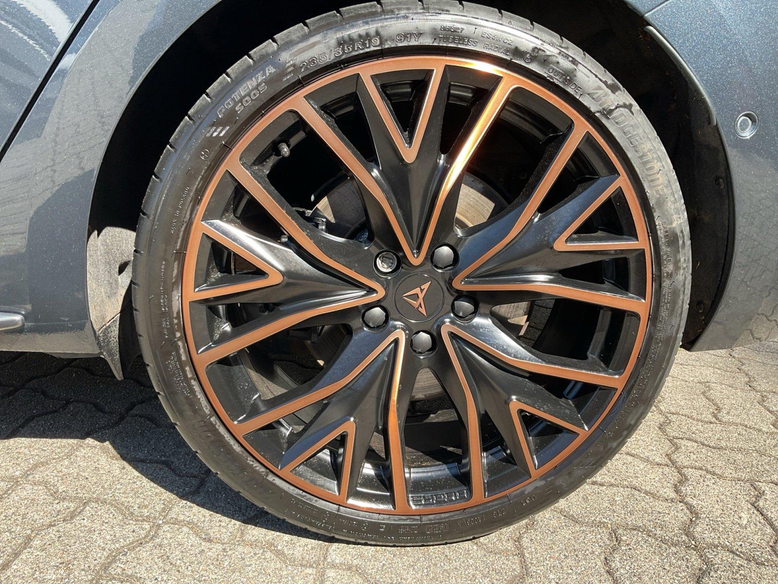 Cupra Leon 2.0 TSI VZ ACC + LED + Navi + LM 19Z