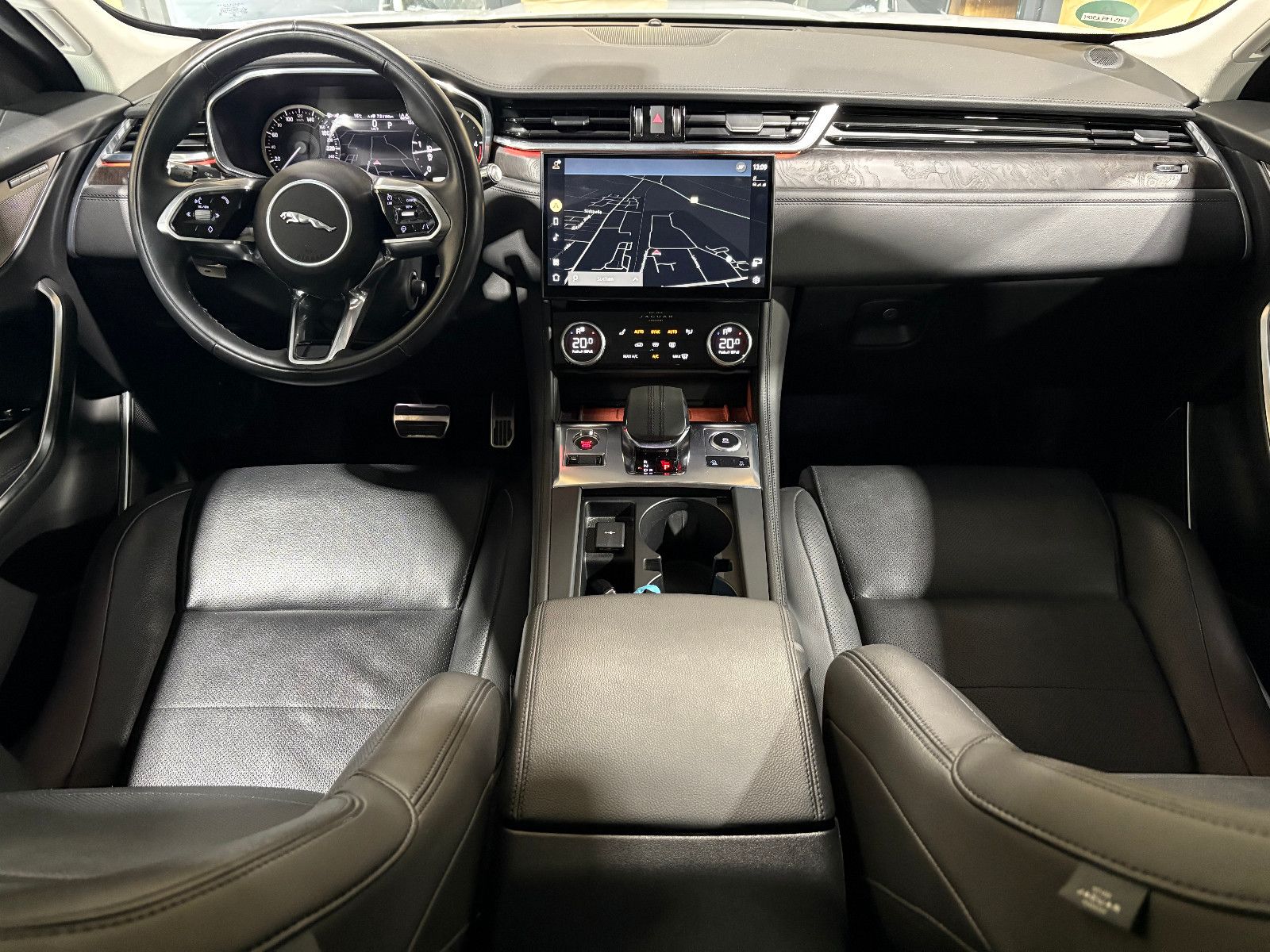Fahrzeugabbildung Jaguar F-PACE SE AWD/D300/MEMORY/MASSAGE/APPLE/NAVI/KAM