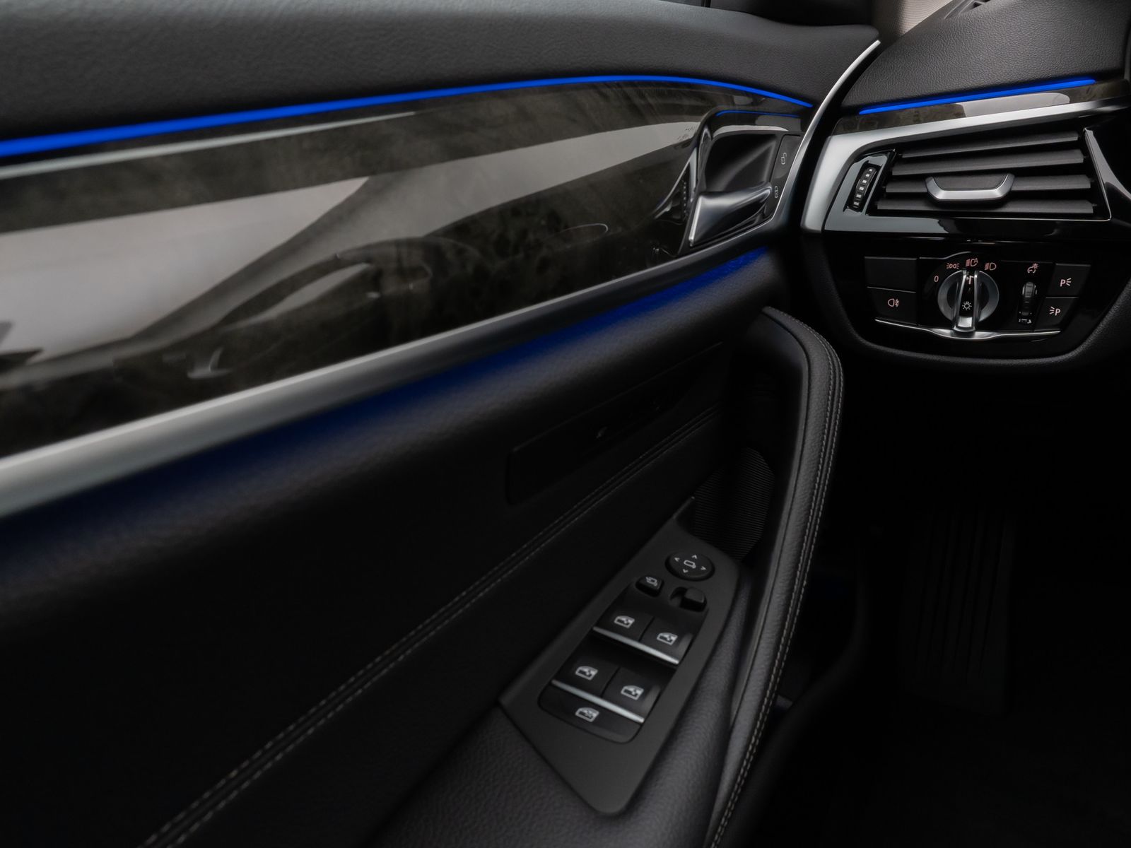 Fahrzeugabbildung BMW 520d xD Kamera HUD DAB HiFi Belüftung Leder Komf