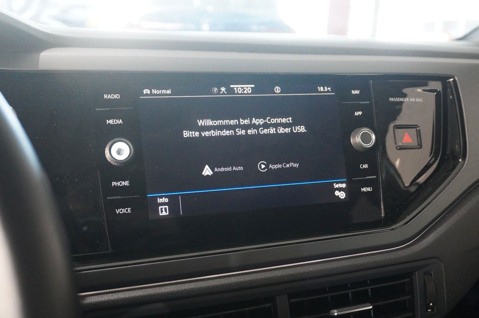 Fahrzeugabbildung Volkswagen Taigo 1.0 TSI R-LINE DSG NAVI/LED/KAMERA/SH/DAB+