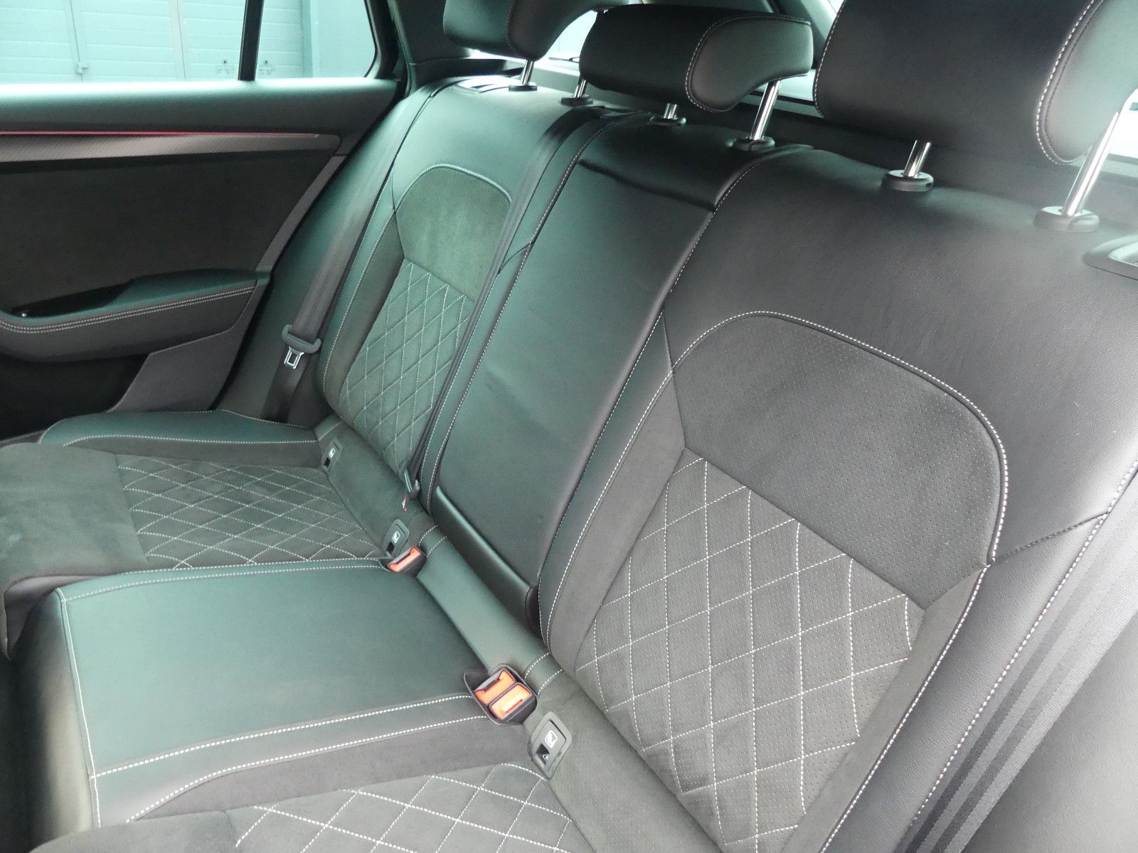 Fahrzeugabbildung SKODA Superb Combi Sportline 2,0 TDI DSG