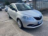 Lancia Ypsilon 1.2 69 CV 5 porte Gold - silberne Lancia Ypsilon