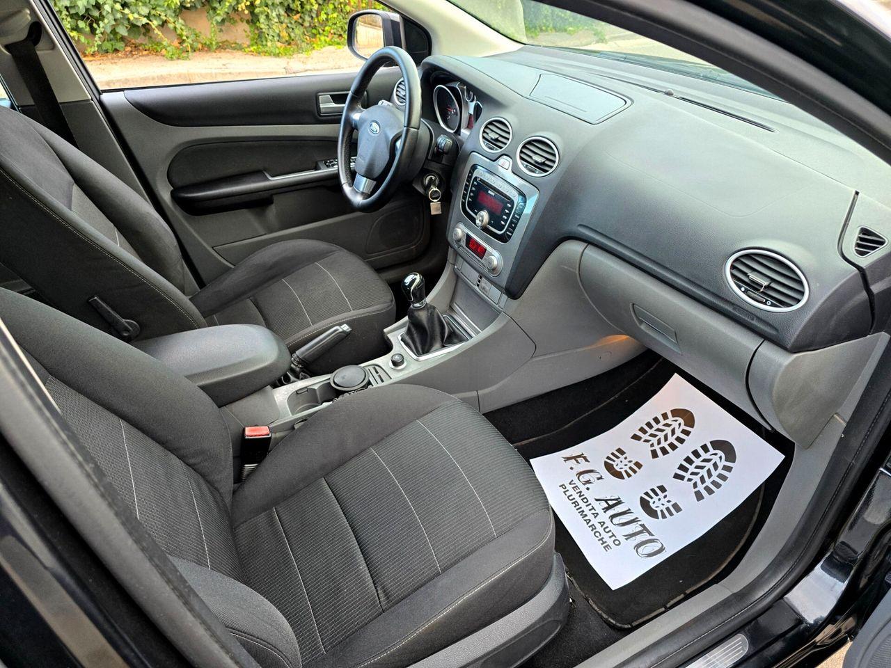 Ford Focus 2010 — photo 10