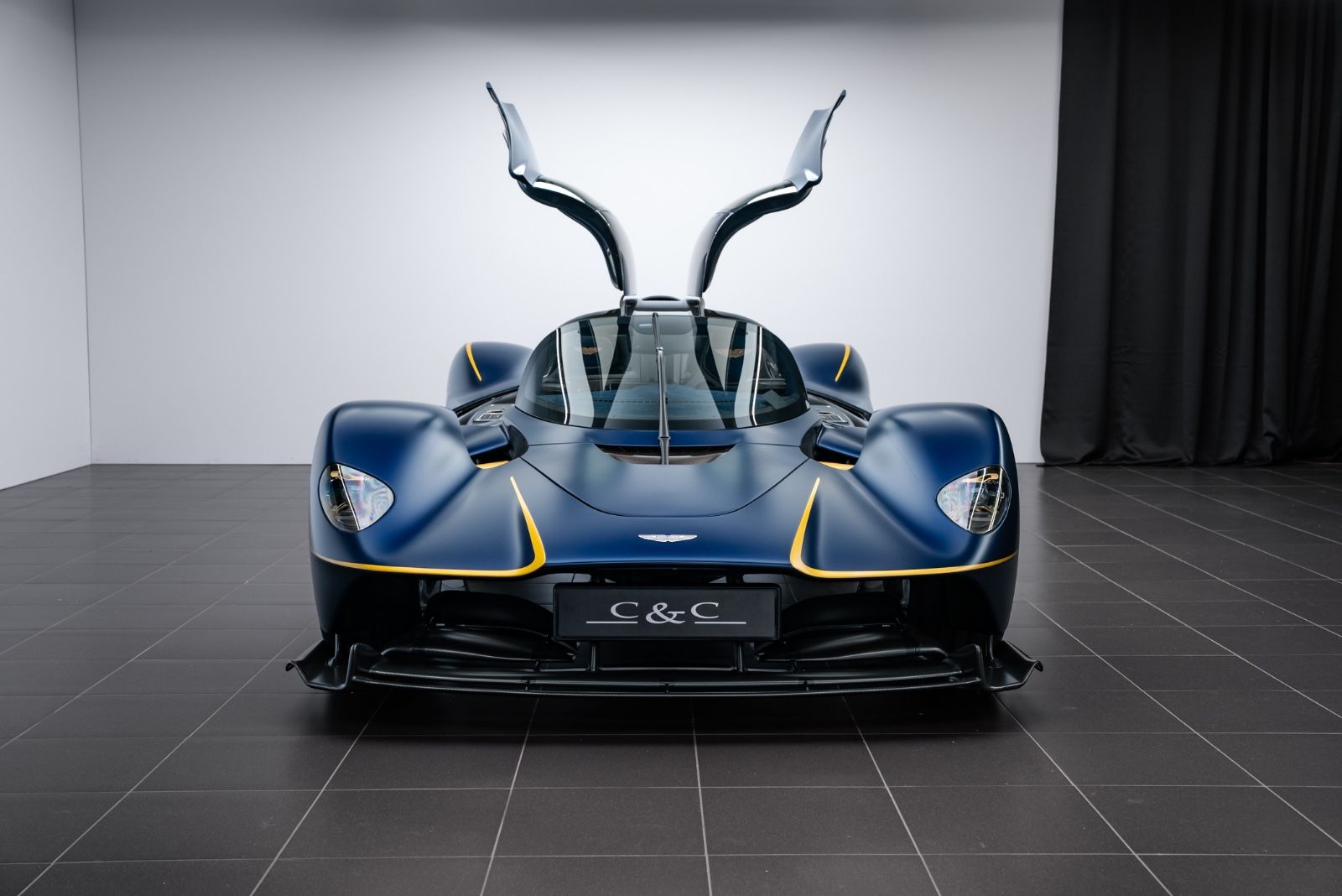 Fahrzeugabbildung Aston Martin Valkyrie /*1 of 150*/SERVICEPACK/FULL PPF