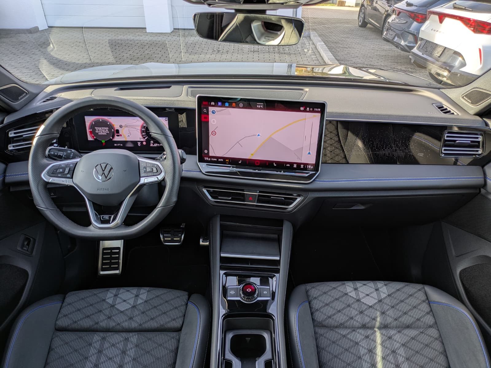 Fahrzeugabbildung Volkswagen Tiguan 2.0 TDI 4M R-Line PANO*H&K*AHK*MATRIX*20"