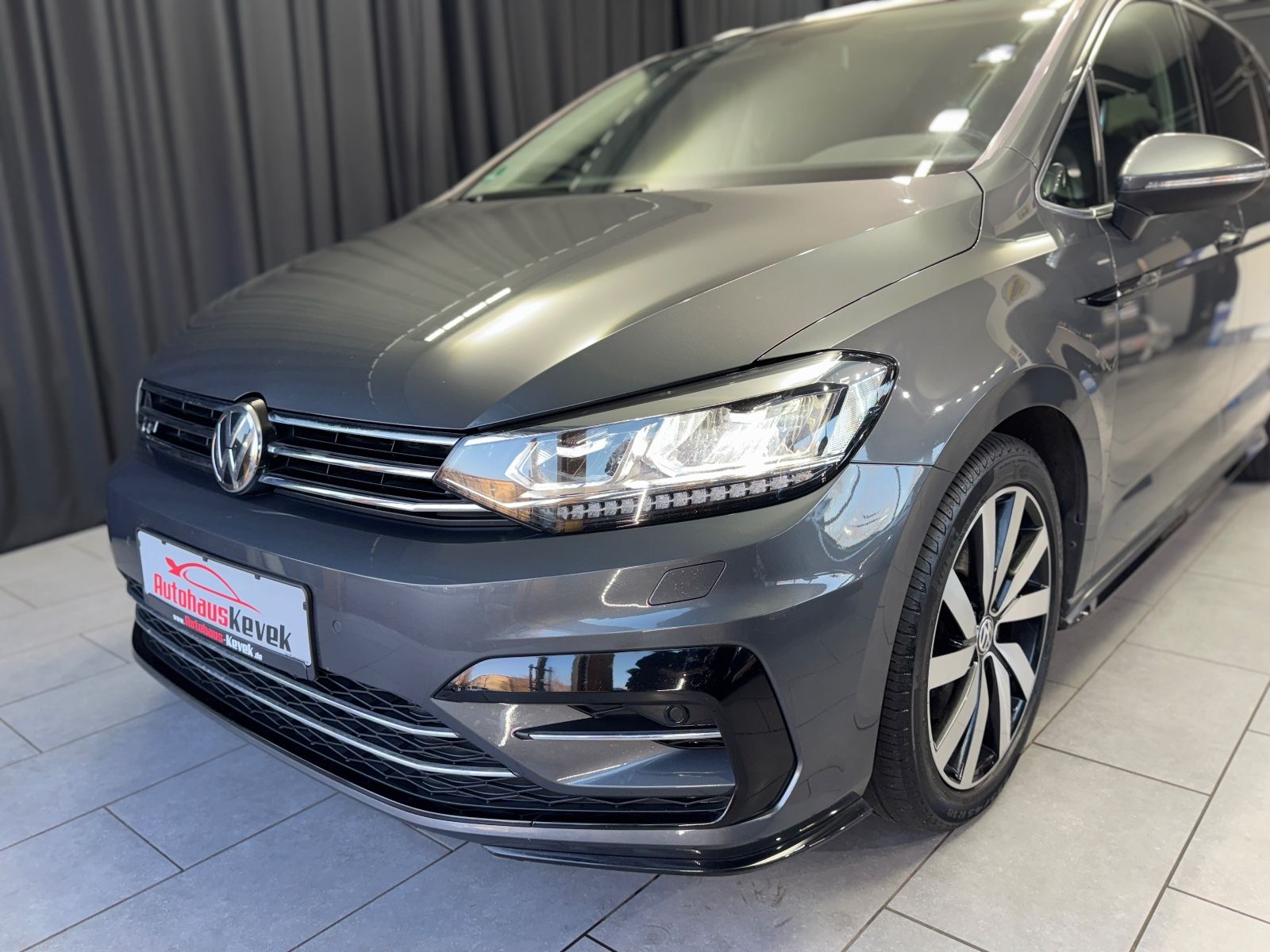 Fahrzeugabbildung Volkswagen Touran Highline|DSG|NAVI|7-SITZER|R-LINE|