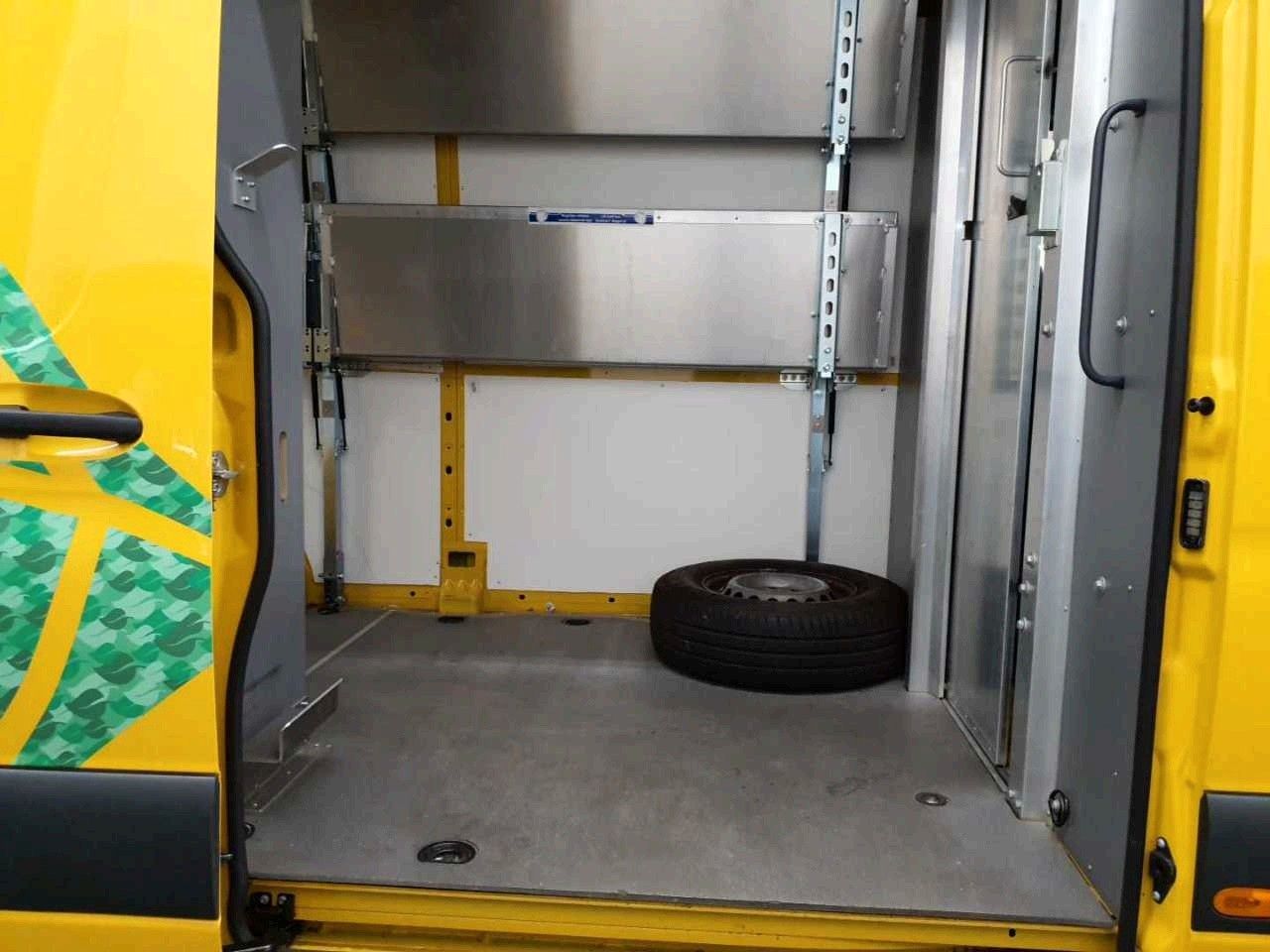 Fahrzeugabbildung Mercedes-Benz eSprinter 312 DHL Regal KEP-Ausbau