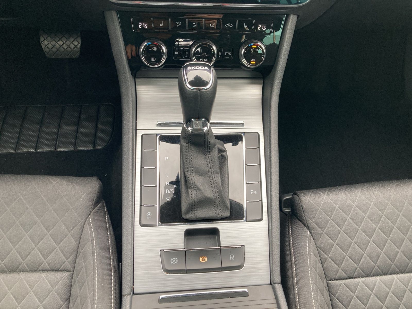 Fahrzeugabbildung SKODA Superb Combi TDI Ambition DSG LED Navi AID ACC R