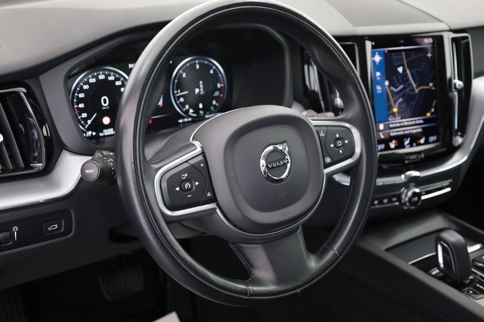 Fahrzeugabbildung Volvo XC60 Momentum Pro T.Leder,Navi,LED,Kamera,Apple