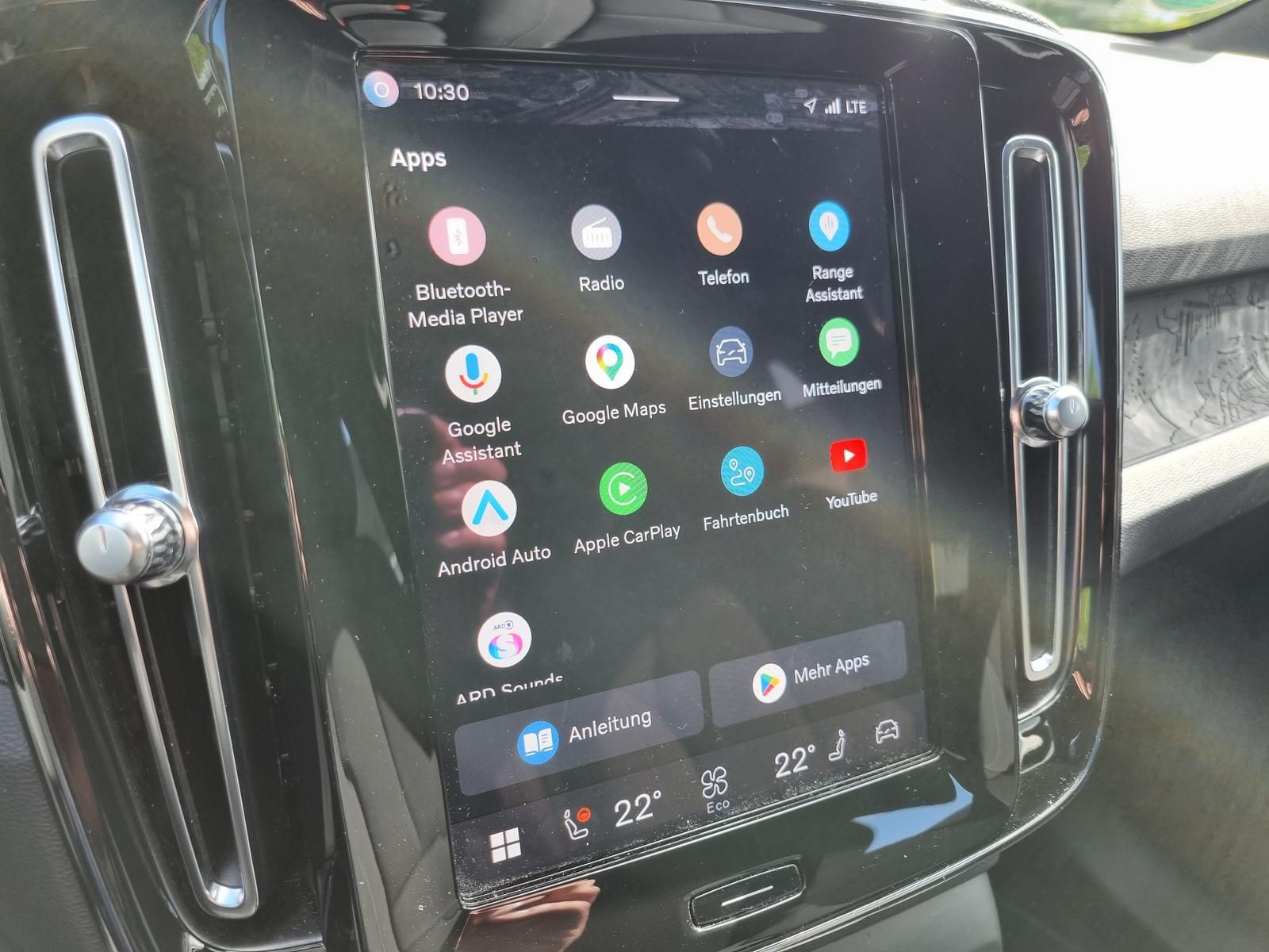 Fahrzeugabbildung Volvo XC40 Plus Recharge Pure Electric 2WD