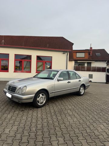 Mercedes-Benz E 240 V6 1.HAND . ROSTFREI,Garagenwagen PDC