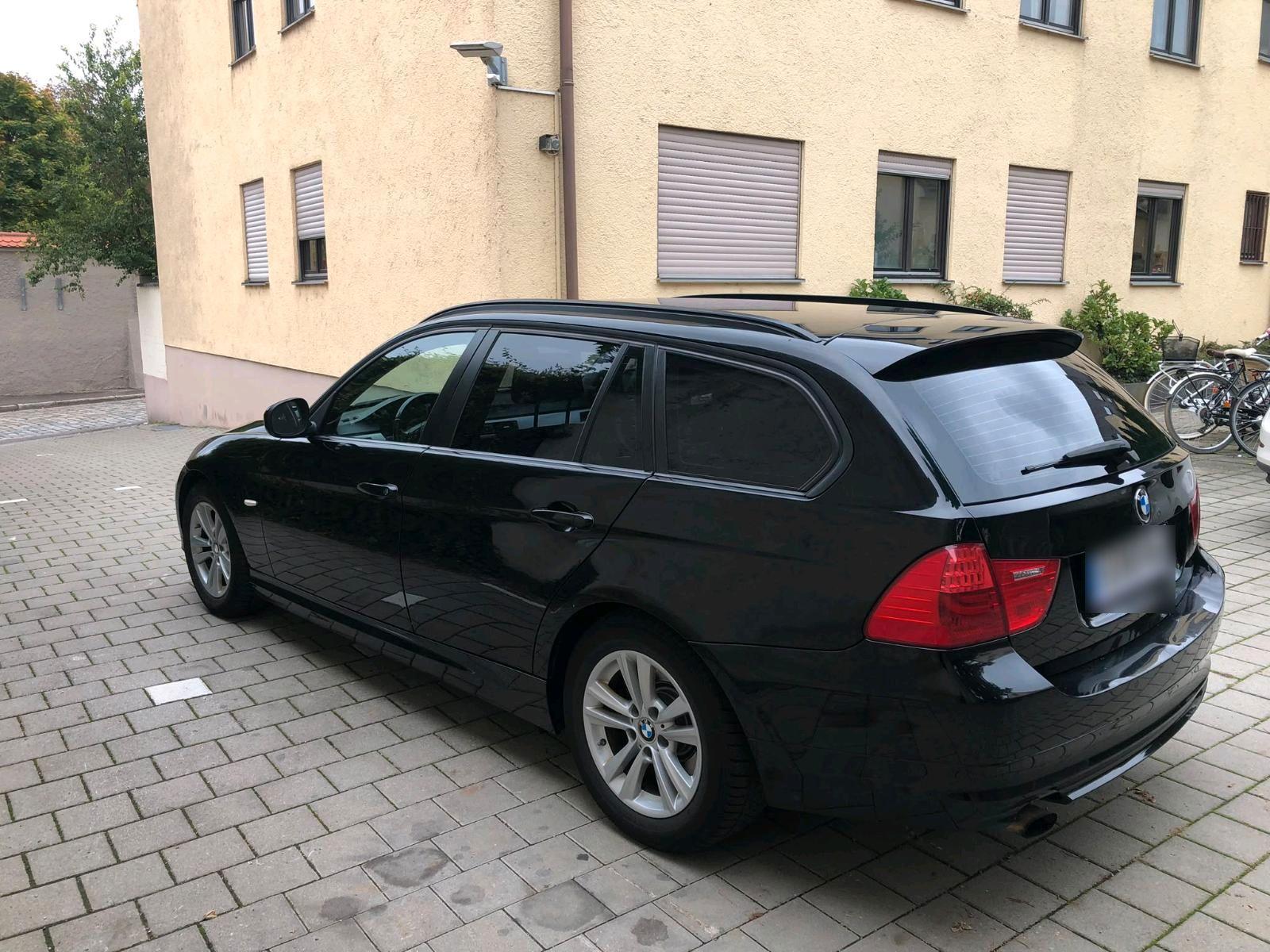 BMW 318 2010 — вигляд ззаду