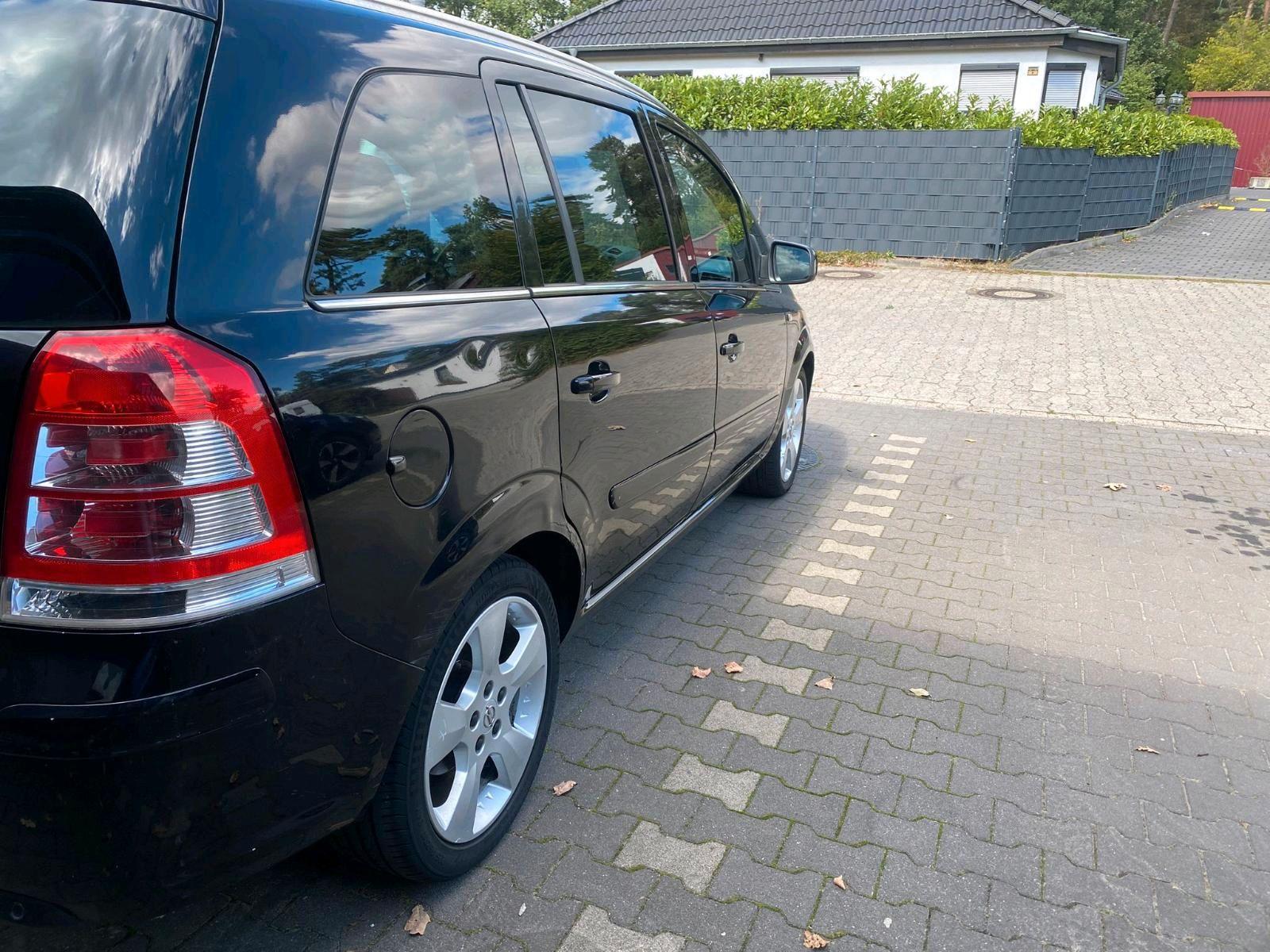 Opel Zafira 2011 — photo 10