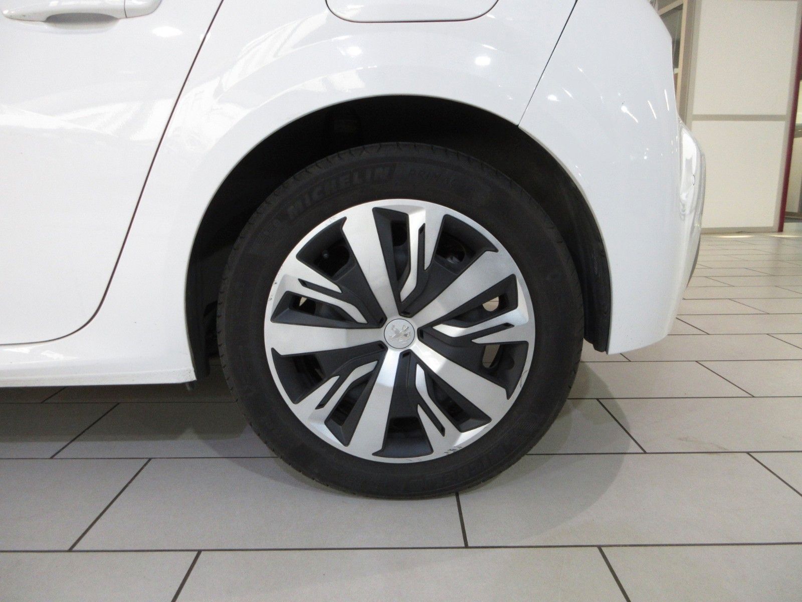 Fahrzeugabbildung Peugeot 208 Active 1.2T  LED/PDC/TEMPOMAT