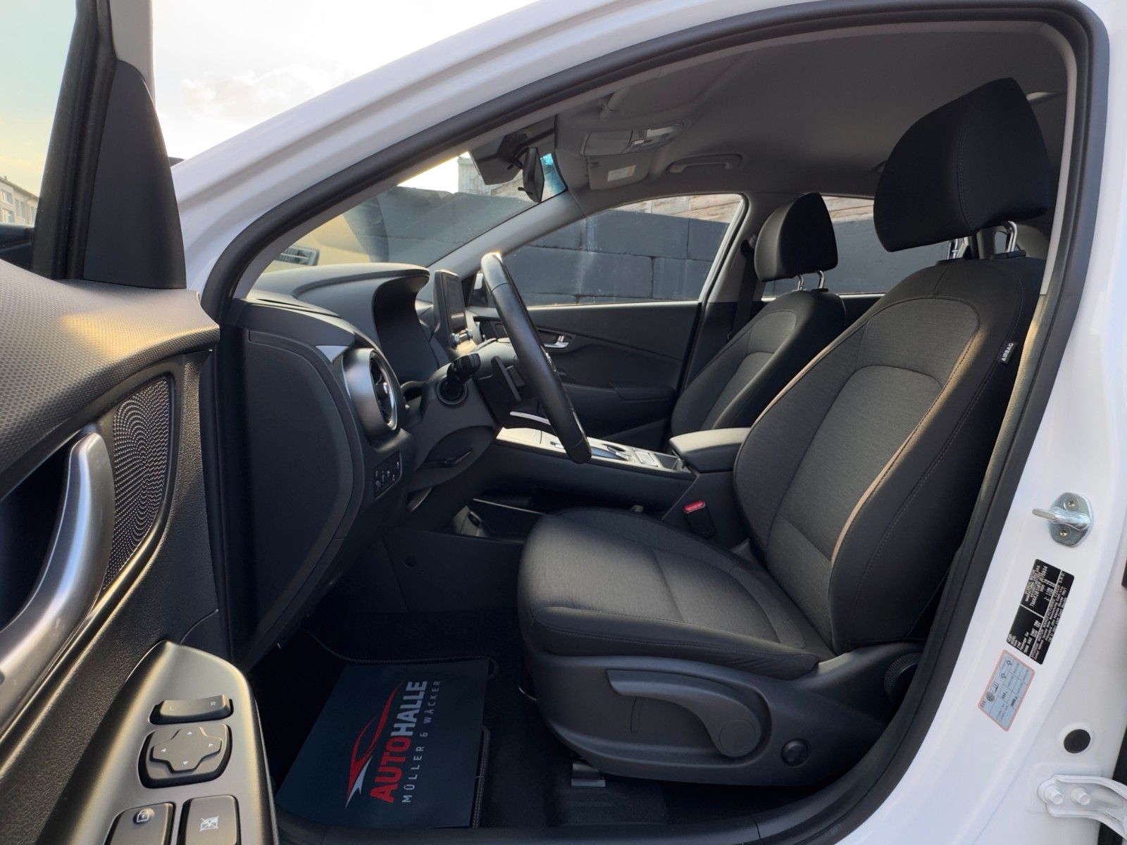 Fahrzeugabbildung Hyundai KONA E Select LKA ACC PDC SHZ LHZ Navi CarPlay