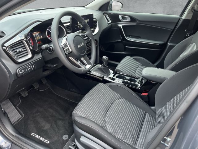 Fahrzeugabbildung Kia Ceed ULTIMATE EDITION 1.0 T-GDI *STYLE-PAKET*
