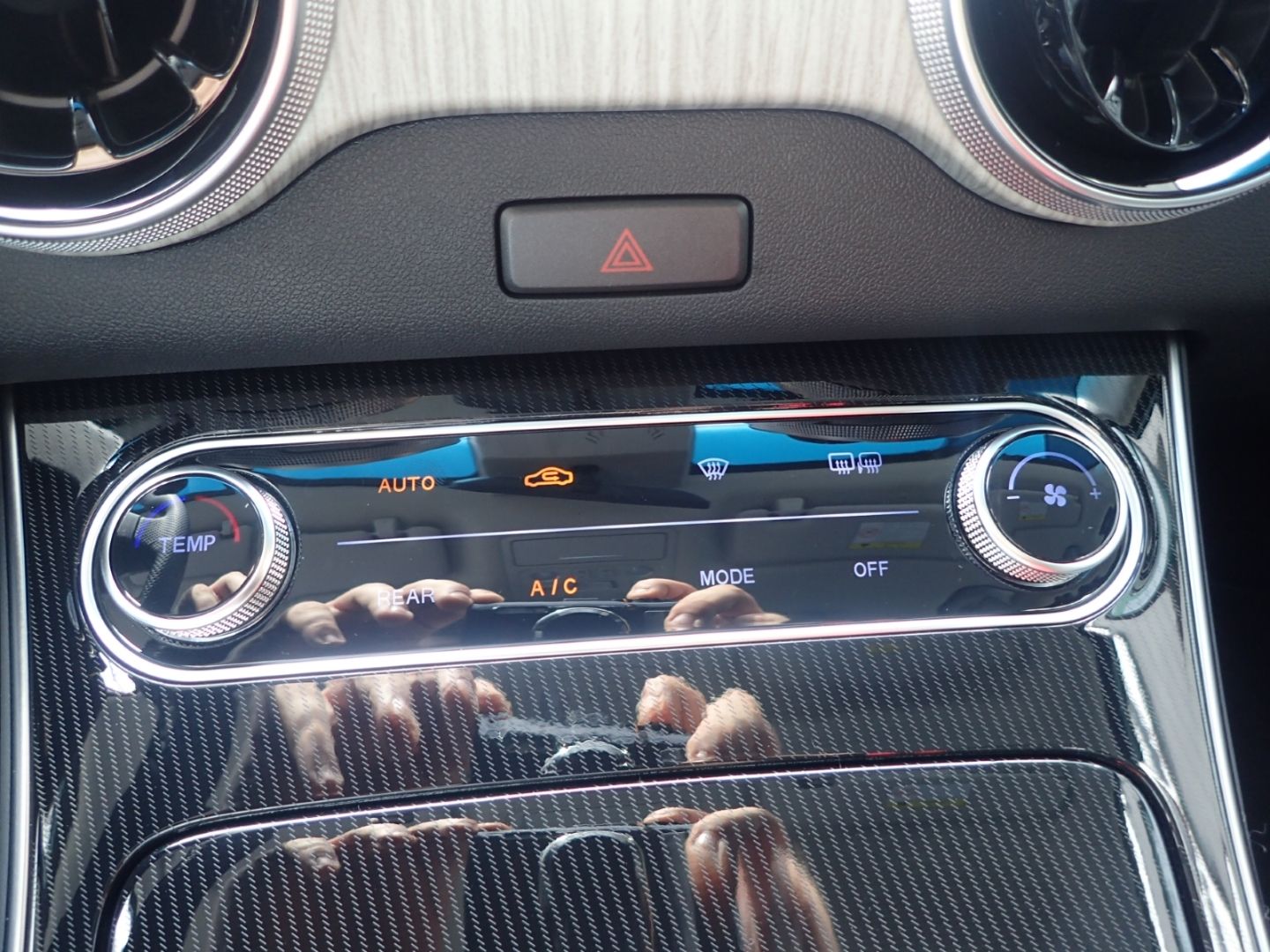 Fahrzeugabbildung DFSK Forthing 4 U Tour Noble 1,5T 7Sitzer Shz Pano LE