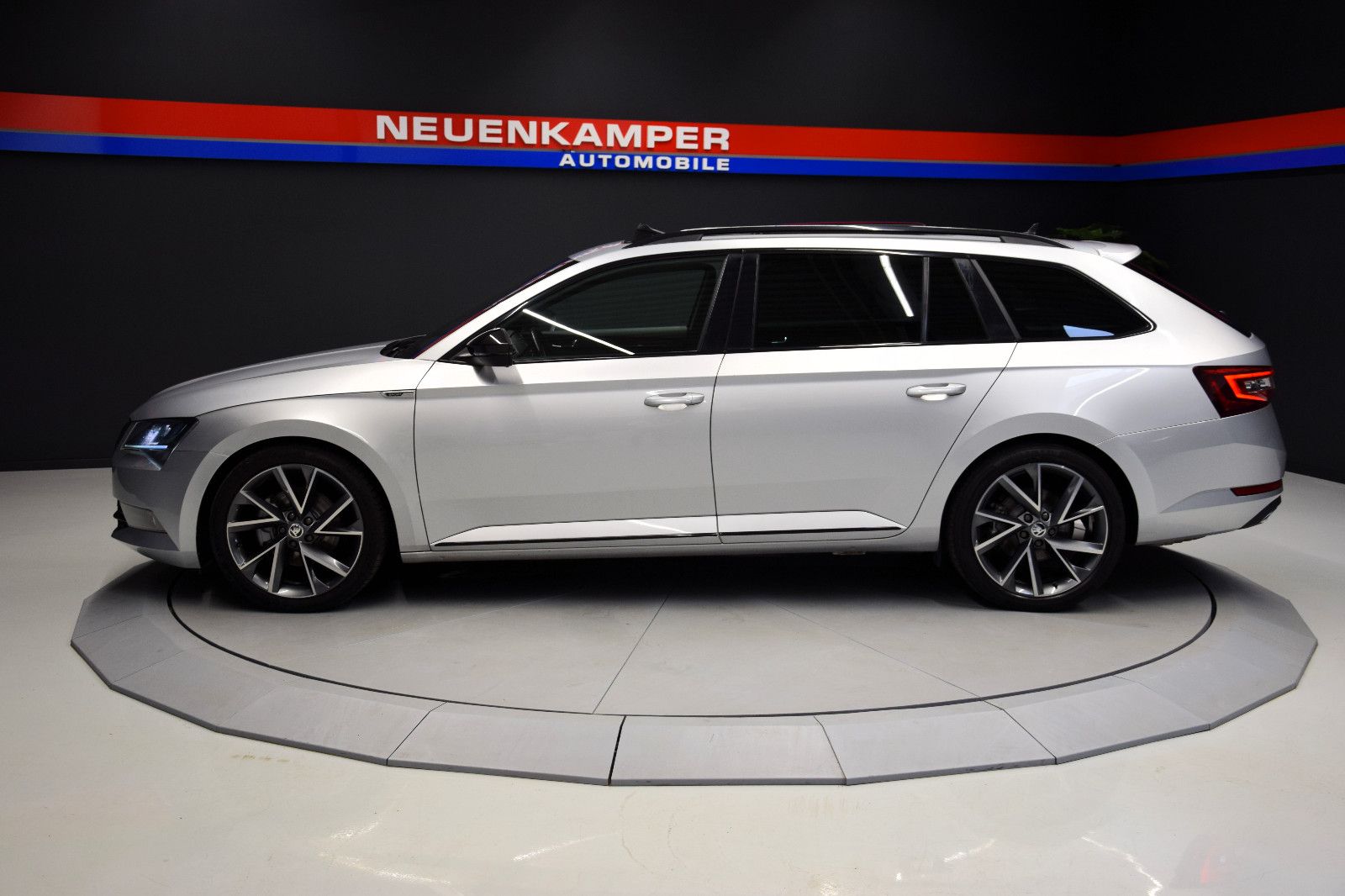 Fahrzeugabbildung SKODA Superb Combi Sportline DSG Pano. Bi-Xenon Memory