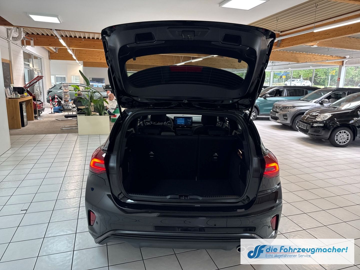 Fahrzeugabbildung Ford Focus ST-Line Navi LED ACC Apple CarPlay Android