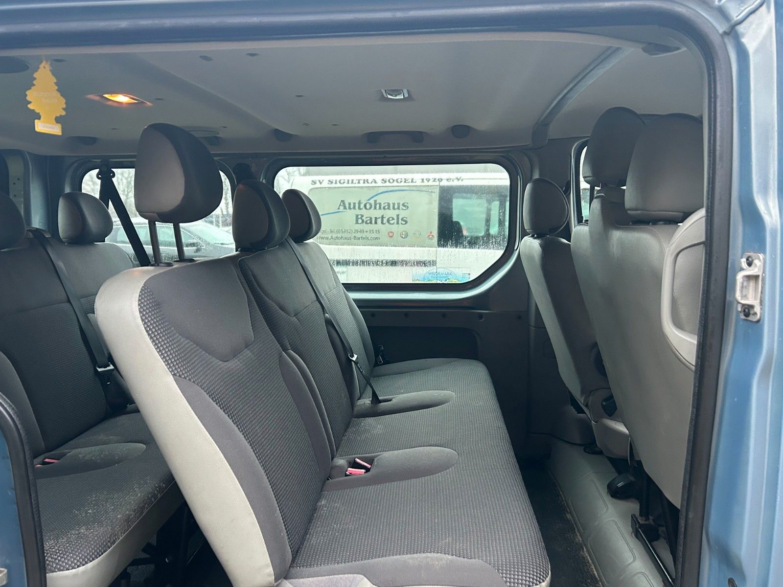 Fahrzeugabbildung Opel Vivaro 2.5 Kombi L1H1 9 Sitzer