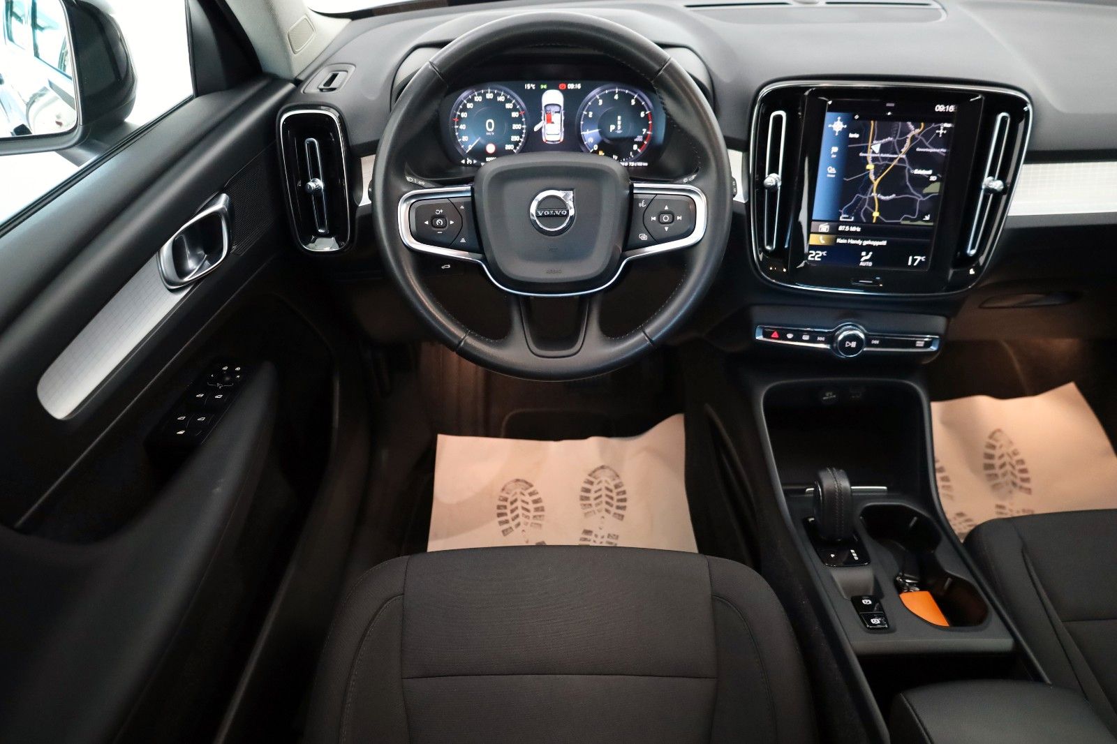 Fahrzeugabbildung Volvo XC40 T3 Momentum Pro, Navi, LED, DAB, PDC