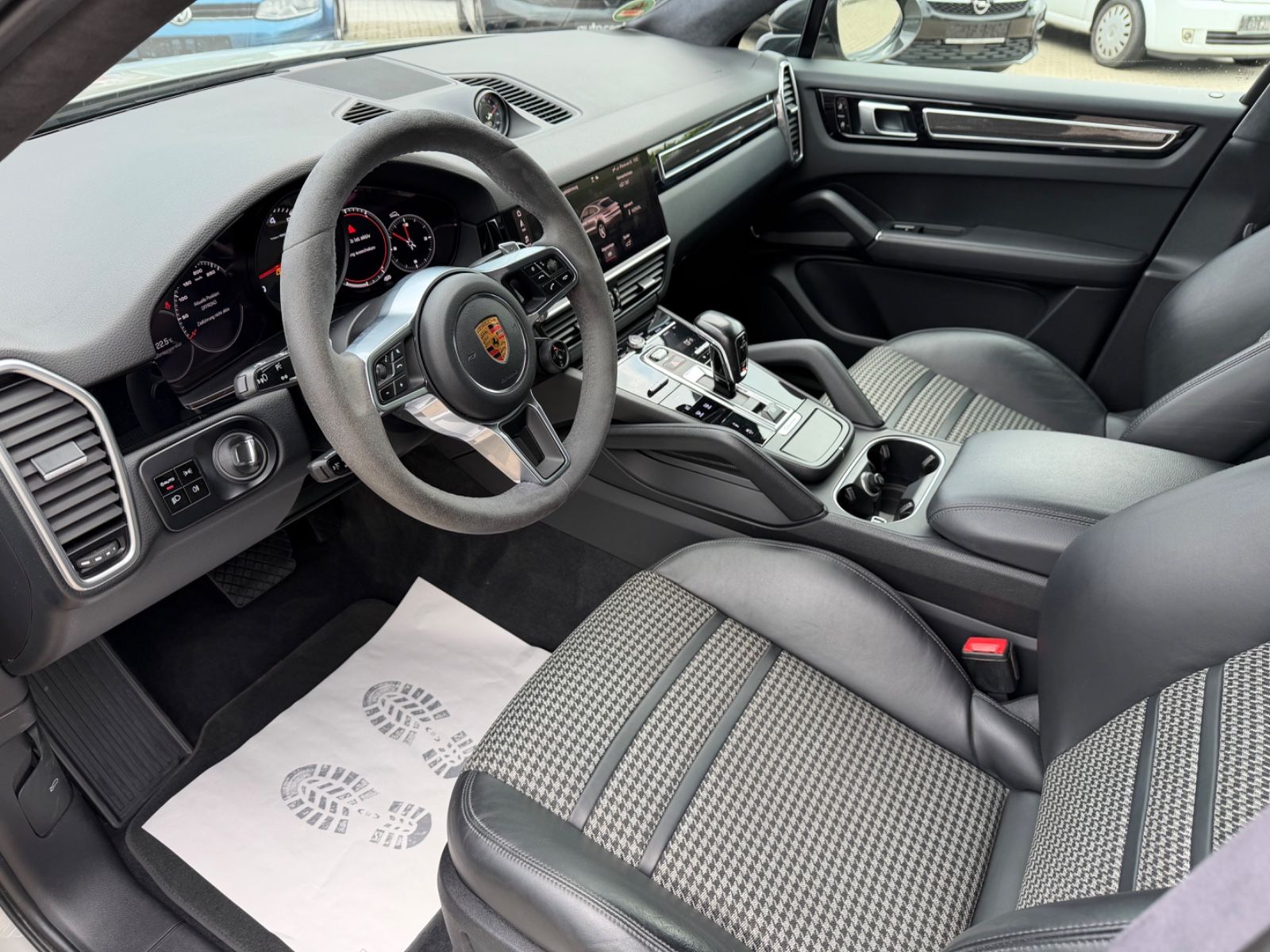 Fahrzeugabbildung Porsche Cayenne Coupe°Kreide°Sportpaket°AHK°Carbon°22Zol