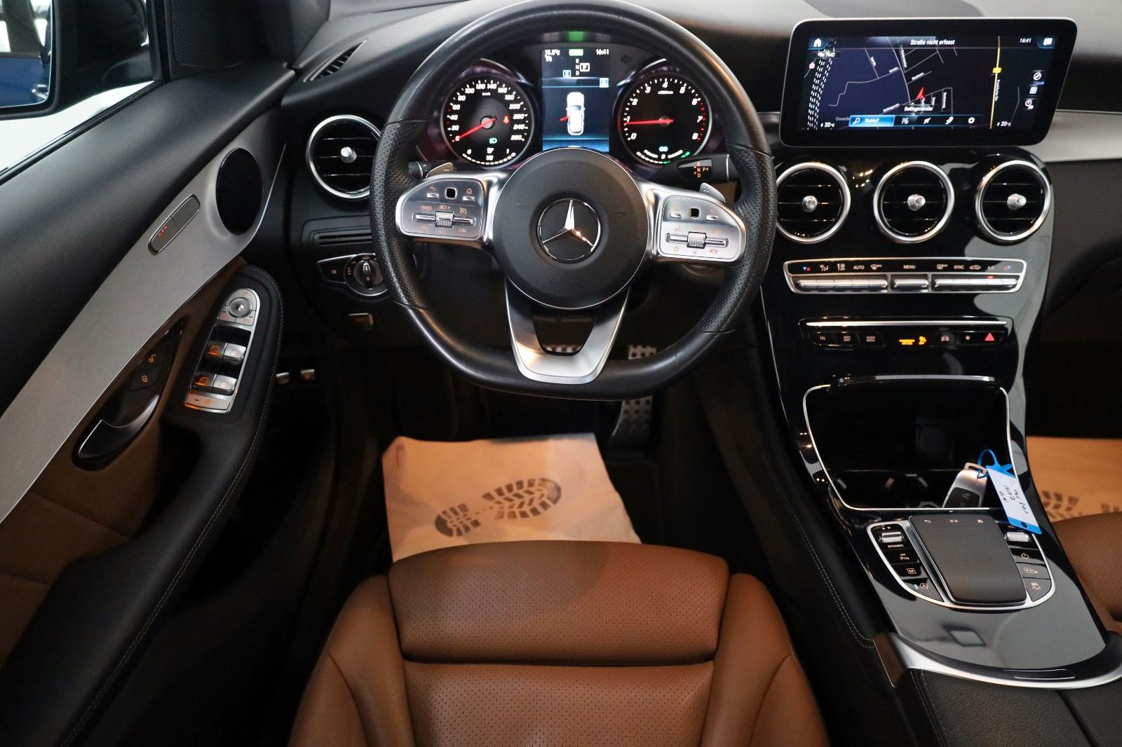Fahrzeugabbildung Mercedes-Benz GLC 300 4M AMG Line Leder,Navi,LED,Panorama,AHK
