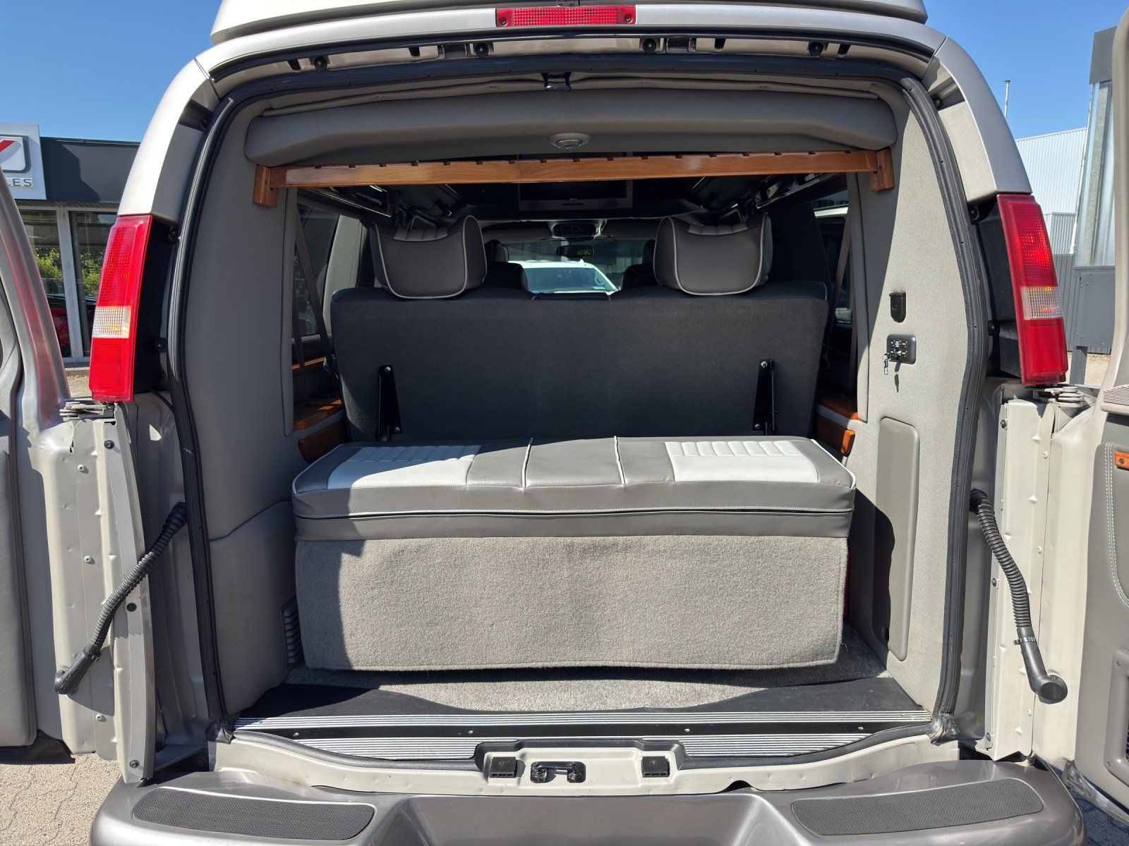 Fahrzeugabbildung Chevrolet Express 1500 Starcraft /Clean Carfax/ DVD/ BETT