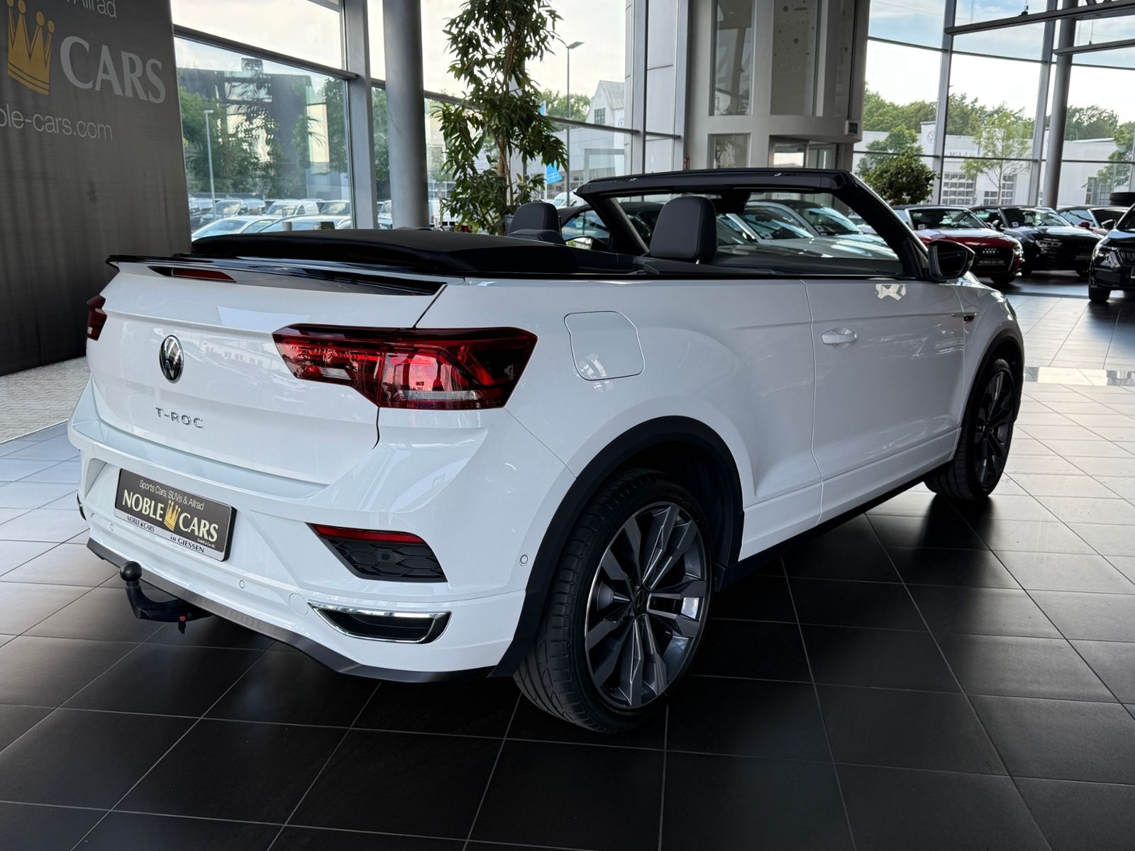 Fahrzeugabbildung Volkswagen T-Roc Cabriolet R-Line Black AHK LED RFK 19"