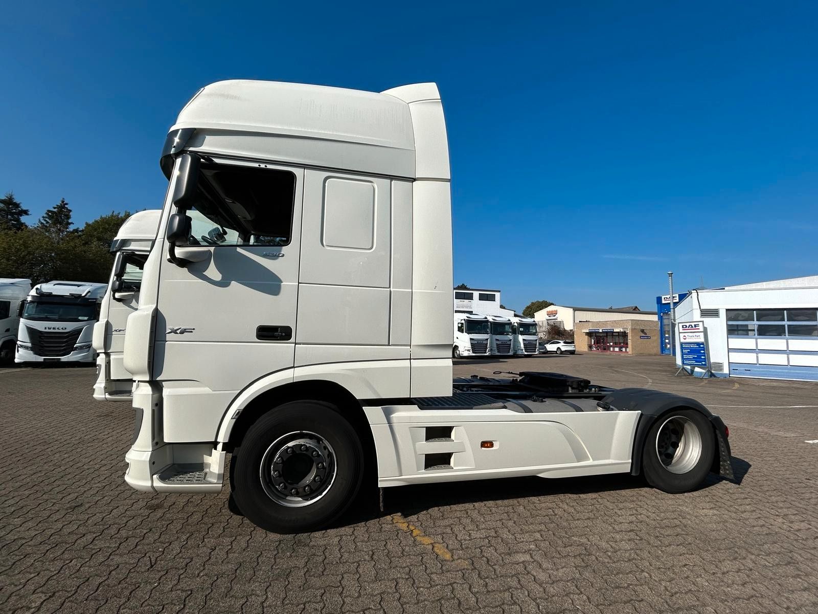 Fahrzeugabbildung DAF 2 Stück XF 530 FT mit Intarder