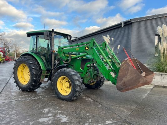 John Deere 5820