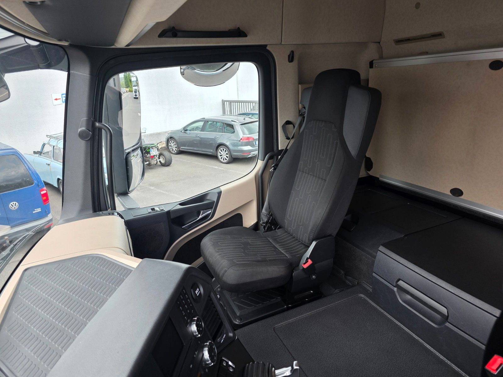 Fahrzeugabbildung Mercedes-Benz Actros 2542 L 6x2 BDF Retarder ADR