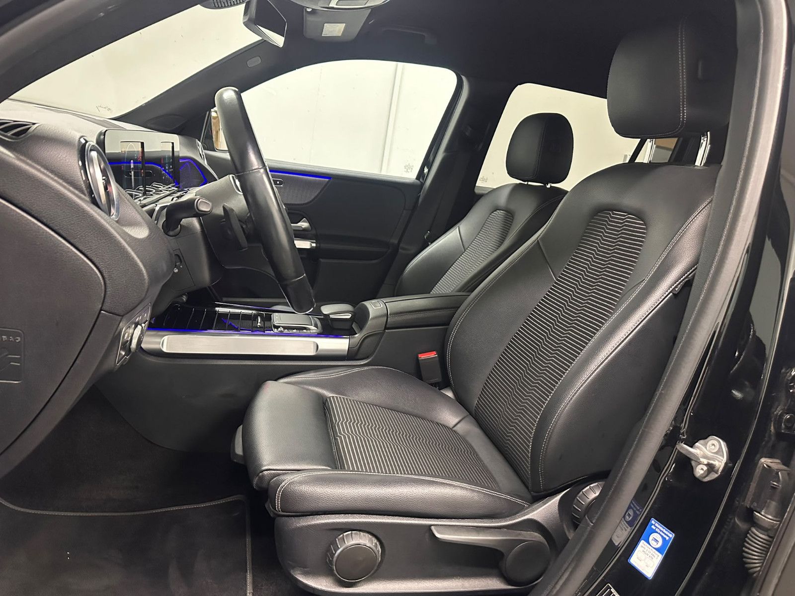 Fahrzeugabbildung Mercedes-Benz GLB 200 d 4MATIC DCT*NIGHT*AHK*KEYLESS*