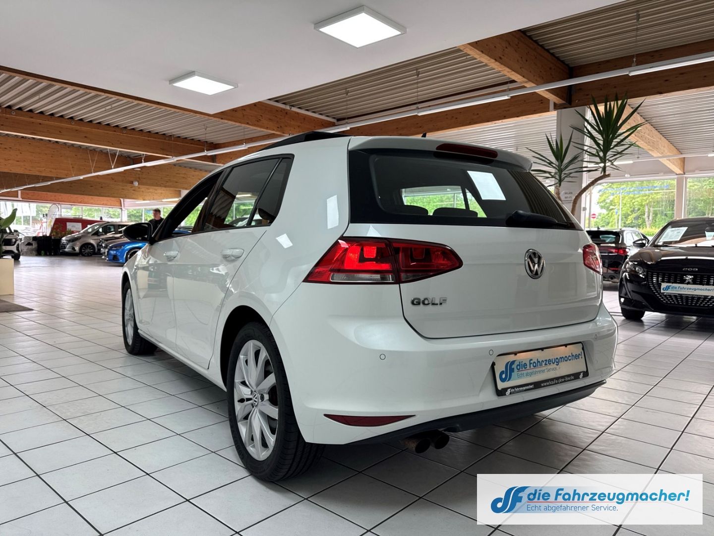 Fahrzeugabbildung Volkswagen Golf 1,4 150PS Highline R-Line Sportpaket Pano X