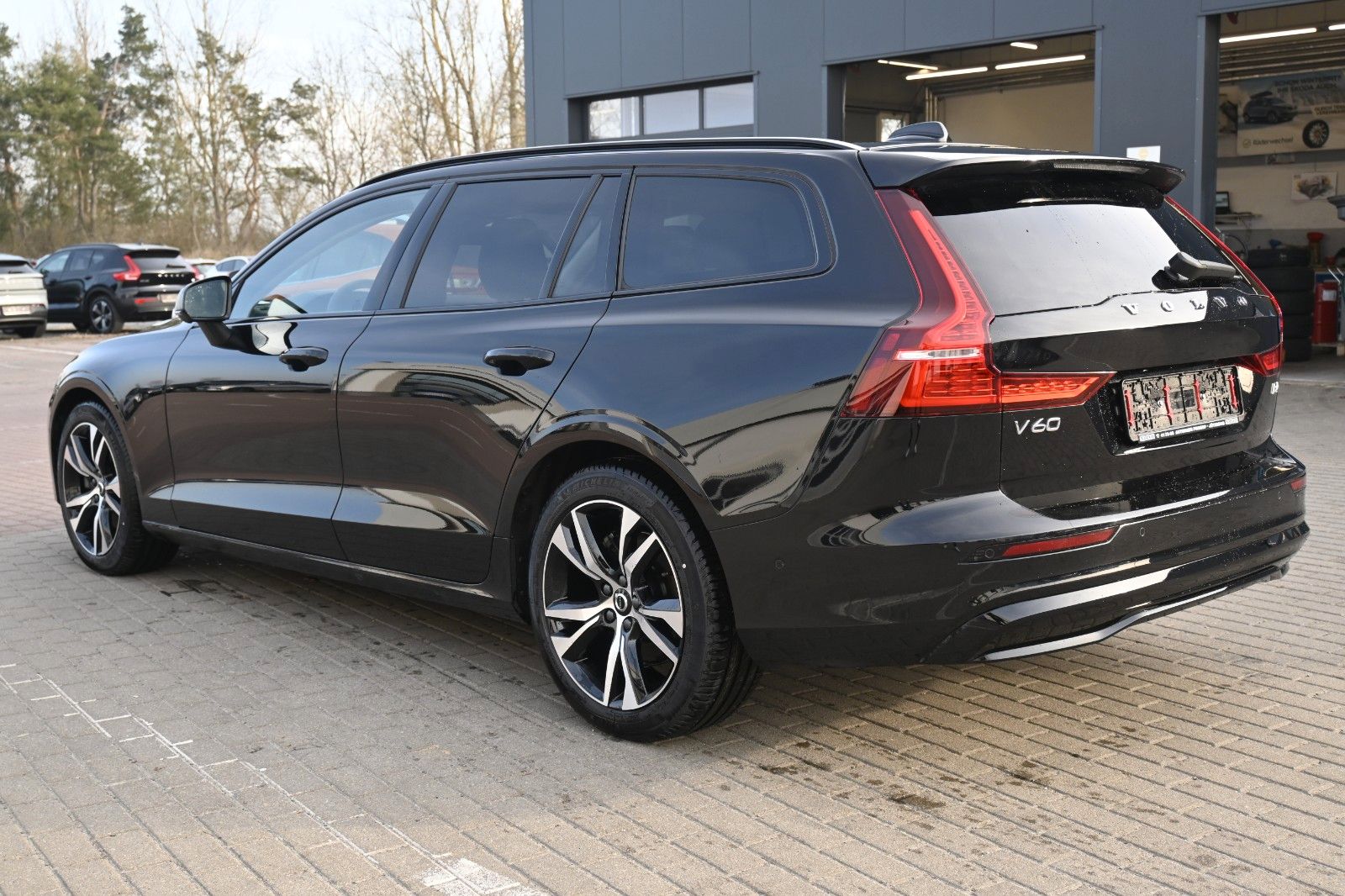 Fahrzeugabbildung Volvo V60 B4 DKG Plus Dark*FSHZG*H&K*360°*ACC*AHK