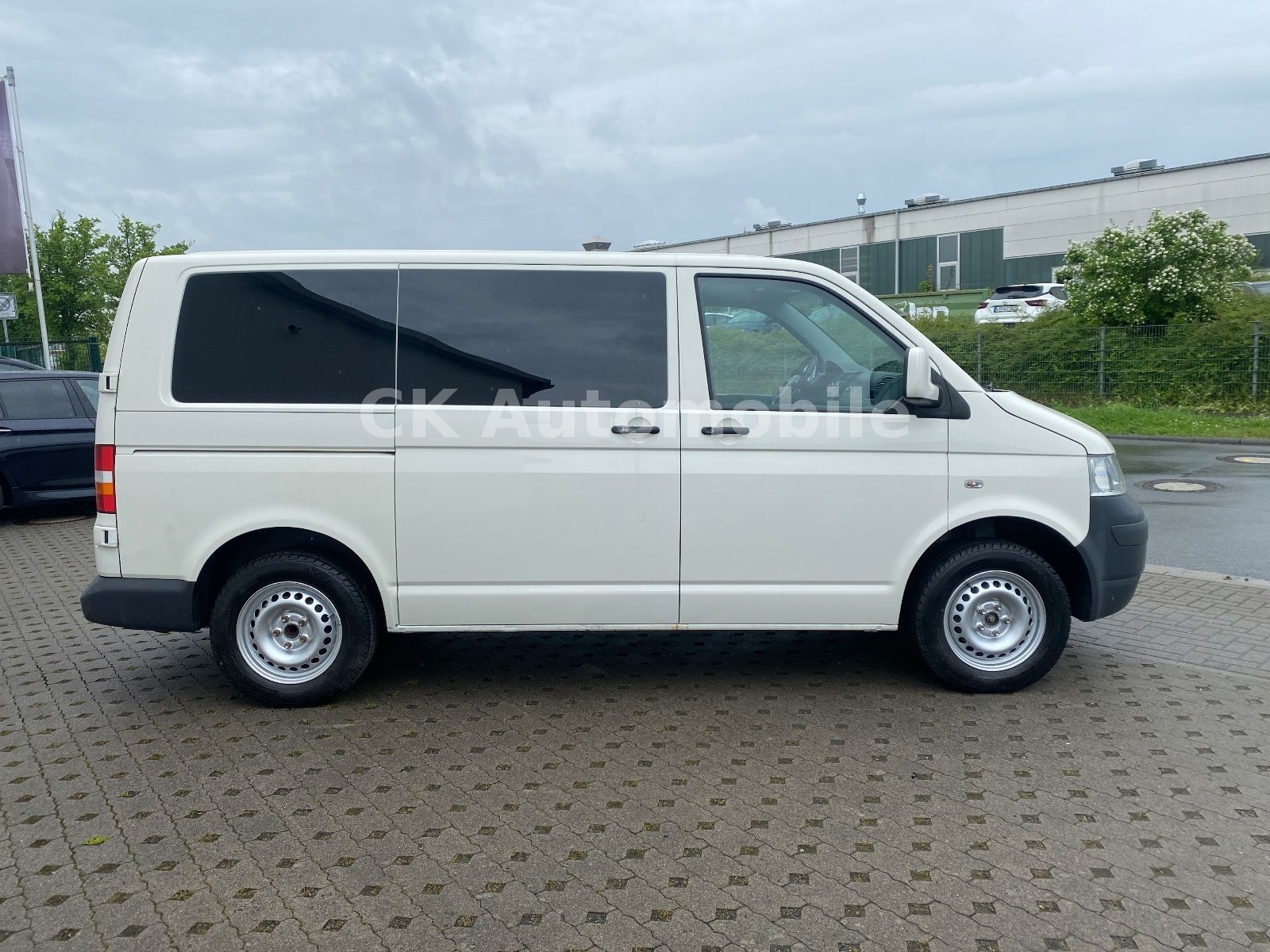 Fahrzeugabbildung Volkswagen T5 Transporter Kombi 1.9 TDI/9 Sitze/Klima/AHK