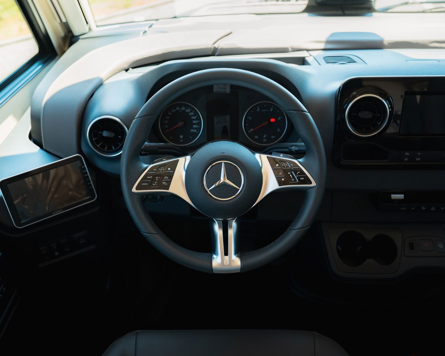 Fahrzeugabbildung Eura Mobil Integra Line 726 EF GT Delta / Hubstützen