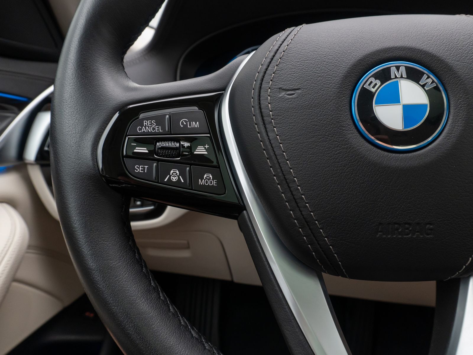 Fahrzeugabbildung BMW 530e Luxury Line 360°Glasdach Laser HUD DAB HiFi