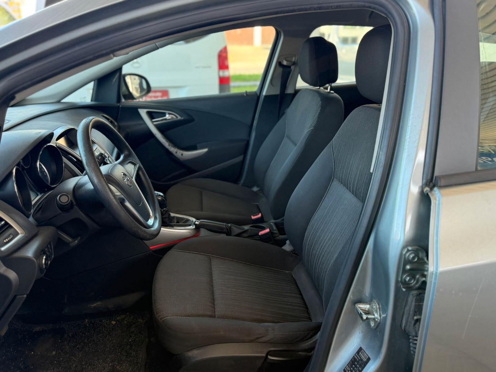 Opel Astra 2012 — photo 8