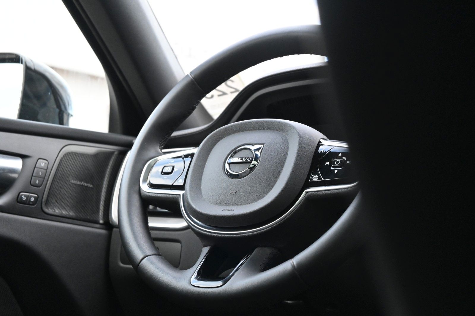 Fahrzeugabbildung Volvo XC60 B4 Ultimate Dark AWD*LUFT*360°*SDTHZG*LED