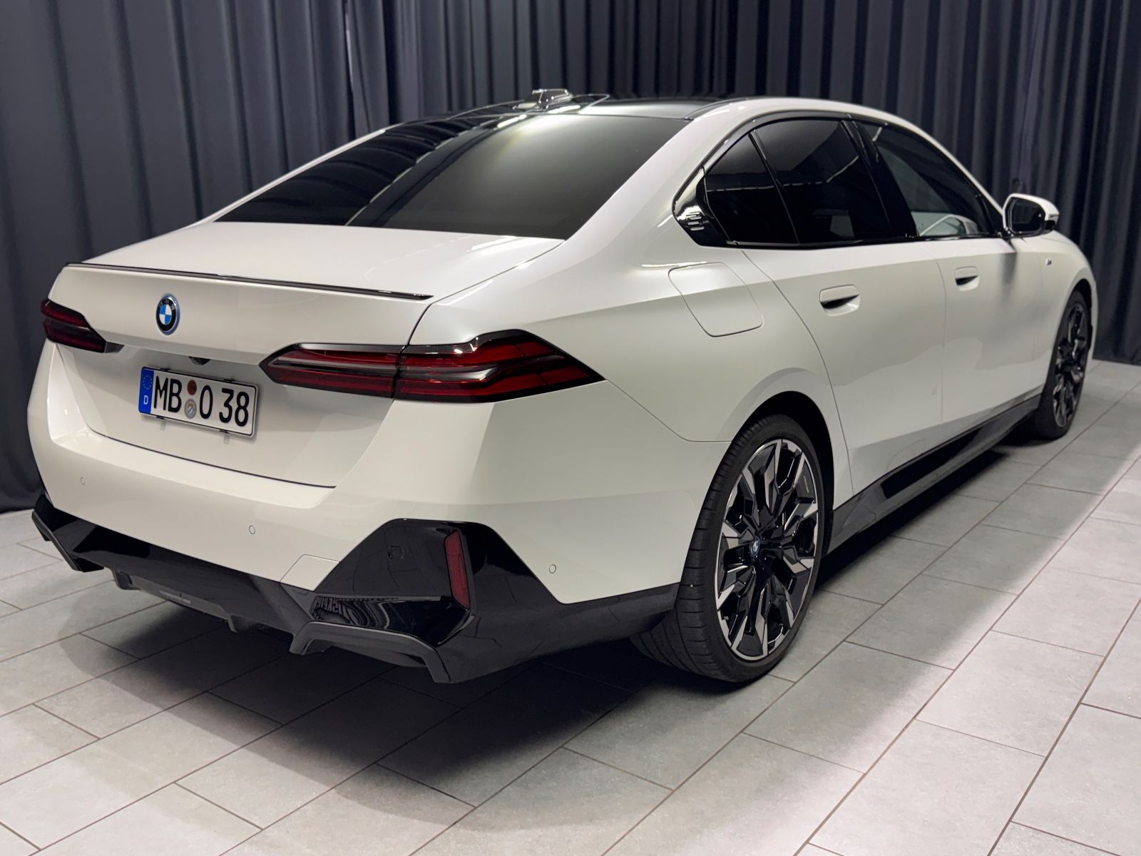 Fahrzeugabbildung BMW 550e Lim. xDrive M SPORT|CARBON|PANO|21 ZOLL|